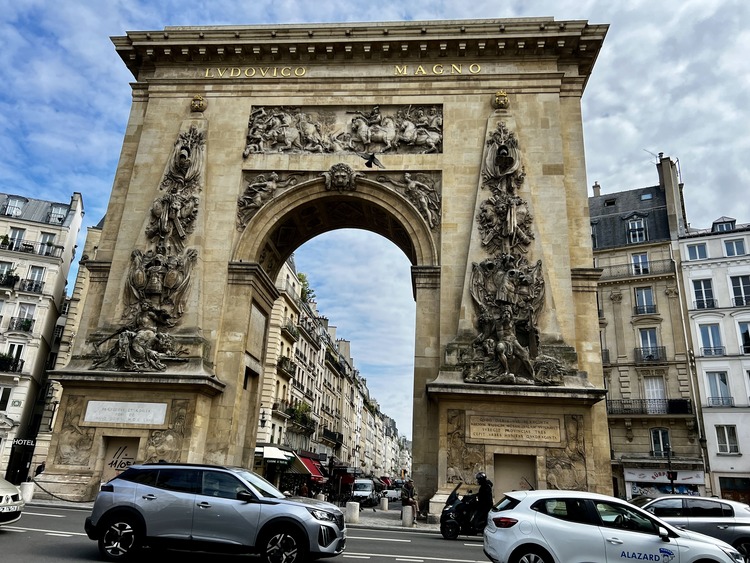 Puerta de Saint Denis en République en París