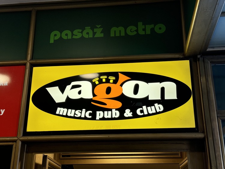 Imagen de la entrada a la sala de Rock de Praga llamada Vagon music pub & club