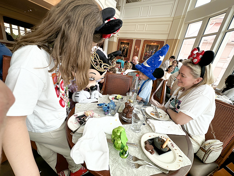 Gosi, Daniela y Óliver en el restaurante Disney con Minnie