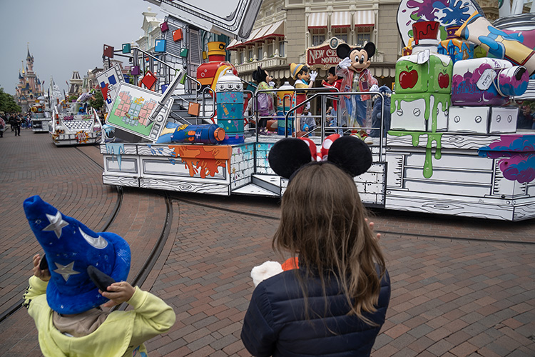 Daniela y Óliver en la cabalgata Disney