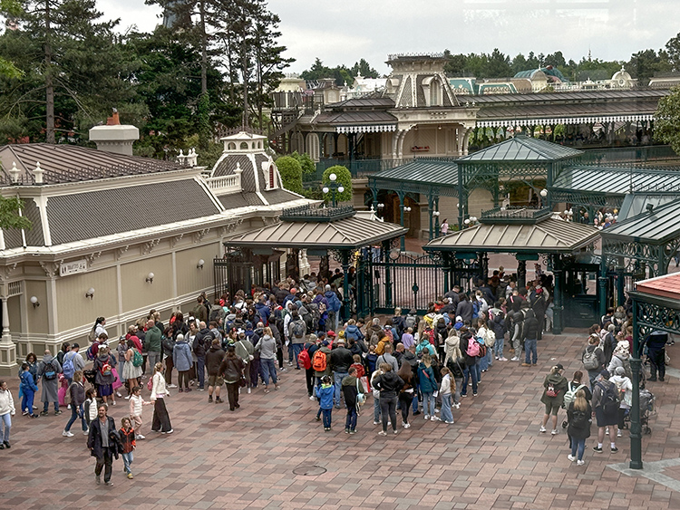 Filas a la entrada de Disneyland París