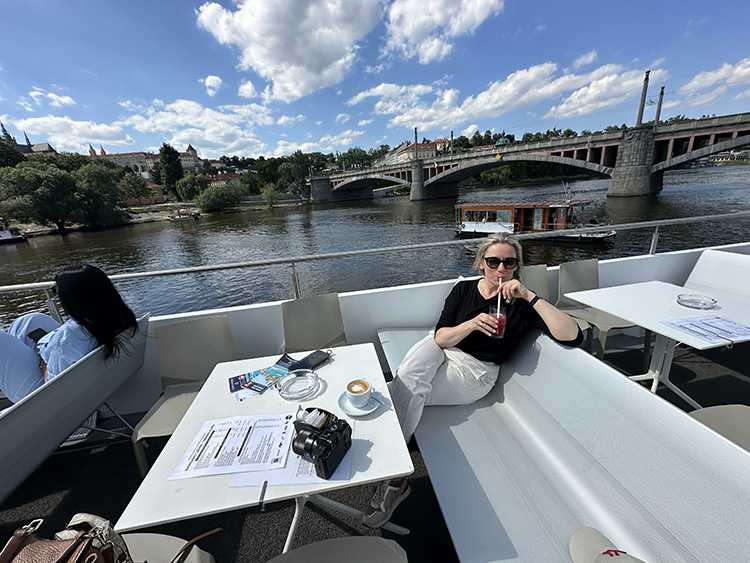 Gosi tomando algo a bordo de un crucero por el río Moldava