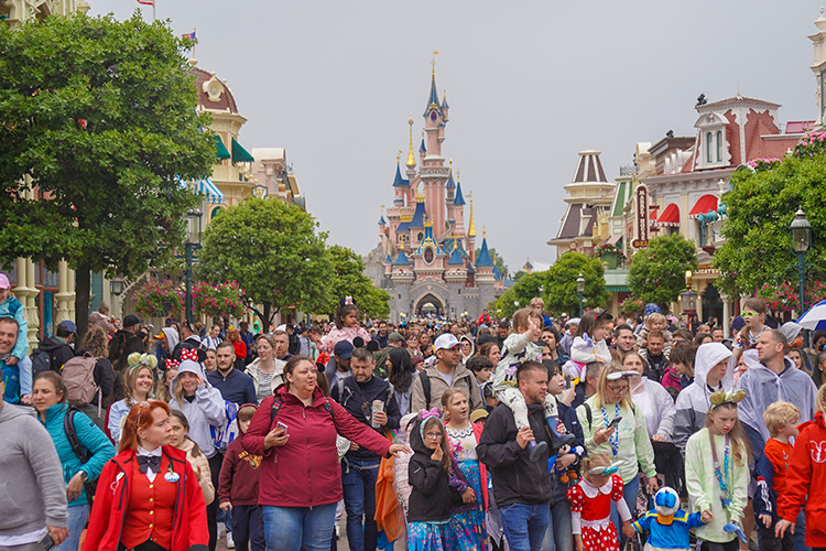 gente esperando un desfile en Disneyland París